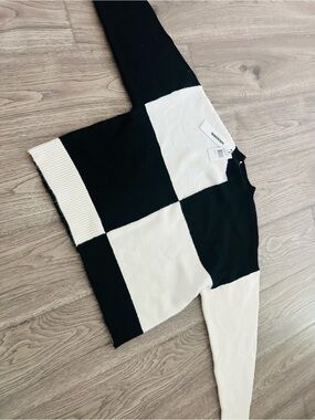 Vigoss Black and White Crewneck Sweater